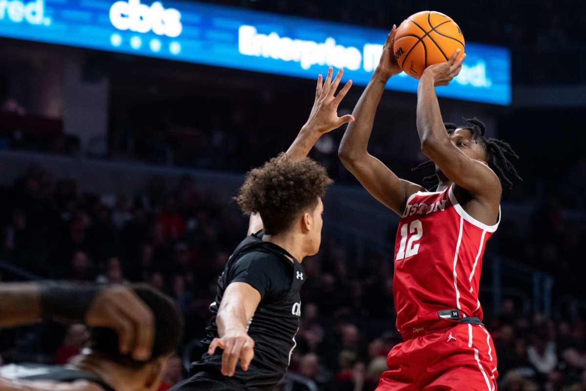 Houston Cougars guard Tramon Mark (12) hits a shot over Cincinnati Bearcats guard Dan Skillings Jr. (0) in the first half of the NCAA men s basketball game at Fifth Third Arena in Cincinnati on Sunday, Jan 8, 2023. Ncaa Basketball Houston Cougars At Cincinnati Bearcats